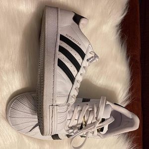 Adidas superstar (8.5) woman